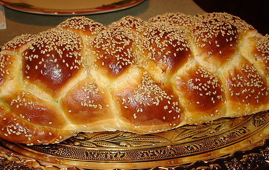 Image of challah bread by Aviv Hod – from: https://commons.wikimedia.org/w/index.php?curid=6951721